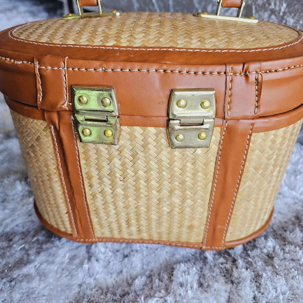 Cosmetic/Handbag - Picture 3 of 9